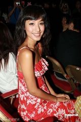 幻灯图：罗志祥个唱舞动红馆 杨丞琳任嘉宾遭强吻