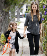 组图：辣妈阿尔芭带爱女出街 囧娃潮衫皮靴抢镜