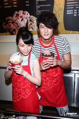 组图：郭品超陈怡蓉新剧收视飘红慰劳粉丝