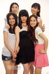 组图：广州快女50强拍创意大片 清新美女现场搞怪