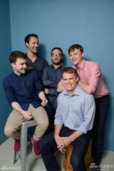 组图：《F字头》拍写真 丹尼尔佐伊甜蜜合影