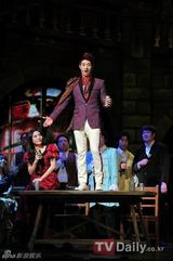 组图：韩星朴志胤Dana等盛装出演TVN台节目