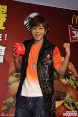 组图：罗志祥戴假发上阵 自豪反串扮相漂亮