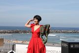 组图：于越西班牙拍写真 红裙挎包凸显年代感