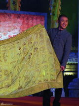 高清：聂远大雁塔敲响新年钟声 带袈裟感受佛光