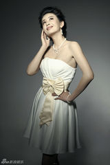 组图：齐千郡杂志大片露肩秀曲线 妩媚展现十足气场