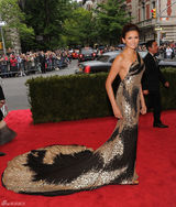 高清组图：妮娜-杜波夫性感露背鱼尾礼服亮相