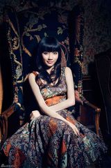 组图：刘惜君登杂志封面 甜美笑容复古风情