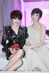 组图：爱戴红色短发出席活动 大玩中性扮酷