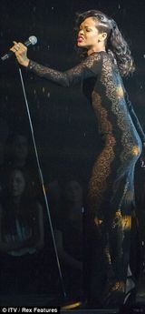 组图：蕾哈娜黑色蕾丝裙献唱 雨点如钻石湿身性感