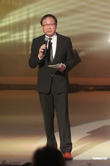 组图：香港艺术发展颁奖礼举办 周润发拥许鞍华