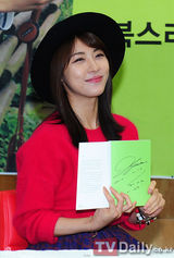 组图：韩星河智苑可爱迷你短裙亮相新书签名会