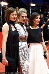 组图：柏林红毯 西贝尔-凯基莉黑白礼服亮相