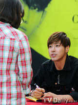 组图：东方神起釜山办签名会休闲装帅气随和