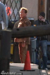 组图：施瓦辛格拍新片穿脏衣显疲态硬汉待转型