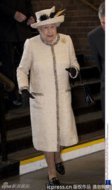 组图：凯特王妃准辣妈踩高跟 与女王亲民乘地铁