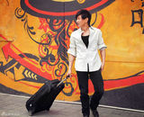 高清图：吴奇隆新戏拍摄忙 靠图片唤起旅游记忆