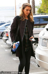 组图：阿尔芭时尚秋装出镜 低头看手机面无表情