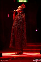 组图：古惑仔五子开唱显本色 伊健小春示爱太太