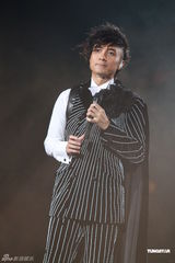 组图：古巨基开唱变白马王子 与JessicaC牵手