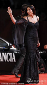 组图：《炎夏》发布会 贝鲁奇裹身黑裙秀玲珑曲线