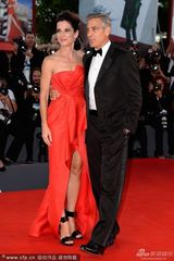 组图：70届威尼斯开幕红毯 克鲁尼比V字卖萌