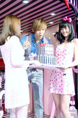 组图：男星唐禹哲代言秀粉色内裤 现场比划试穿