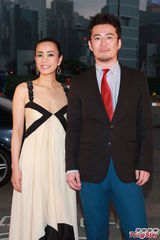 组图：日本女星渡边知起子米色低胸长裙亮相