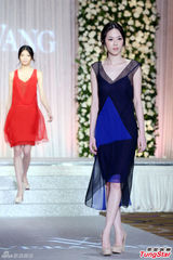 组图：陈思璇穿婚纱沾喜气 期待海岛婚礼