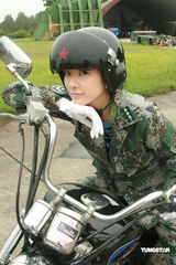 幻灯图集：黄奕军装造型曝光 清丽美女英姿飒爽