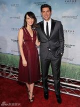 组图：马特-达蒙携妻亮相《应许之地》纽约首映