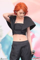 组图：杨丞琳红发抢镜 大秀小蛮腰粉丝饱眼福