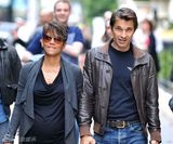 组图：哈莉-贝瑞婚礼遭曝光 银色礼服闪钻耀眼