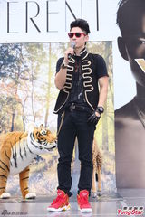 组图：吴建豪亮相签唱会 墨镜耍酷现场热舞