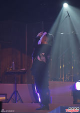 组图：陈奕迅台北开唱 甜蜜称快乐泉源是太太