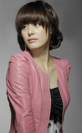 组图：《香格里拉》女主角卓玛变身现代淑女