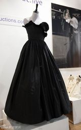 幻灯图集：戴安娜王妃首次出席活动礼服高价售出