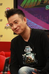 组图：文章携《小爸爸》剧组做客新浪