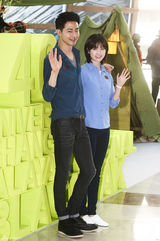 高清组图：赵仁成携韩孝珠出席活动笑靥如花