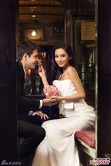 组图：baby典雅白裙拍广告 紧贴外籍男甜蜜调情