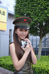 组图：“警花”刘思佳现身车展 大方帅气活力