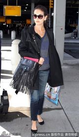 组图：卡米拉黑色风衣干练有型 流苏手袋优雅动感