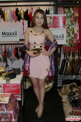 组图：嫩模冯镓莹自创服装品牌 与友人合资百万