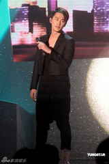 幻灯图：容祖儿露肩礼服帅气 阿Sa(蔡卓妍)颁奖礼上露笑容