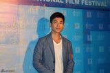 组图：朱亚文上海电影节获奖 笑容迷人展亲和力