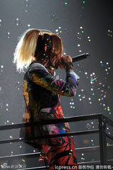 组图：张根硕开唱半裸露点 粉丝着比基尼狂欢