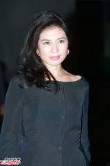 组图：晶刚香港婚宴 钟楚红黑色套装优雅贵气亮相