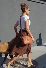 组图：高斯林女友伊娃带爱犬出门 遛狗表情酷