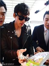 组图：韩星玄彬赴泰国见粉丝 傲娇卖萌心情好