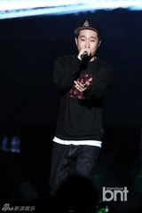 组图：朴宰范等参加HIPHOP音乐节引爆火热现场